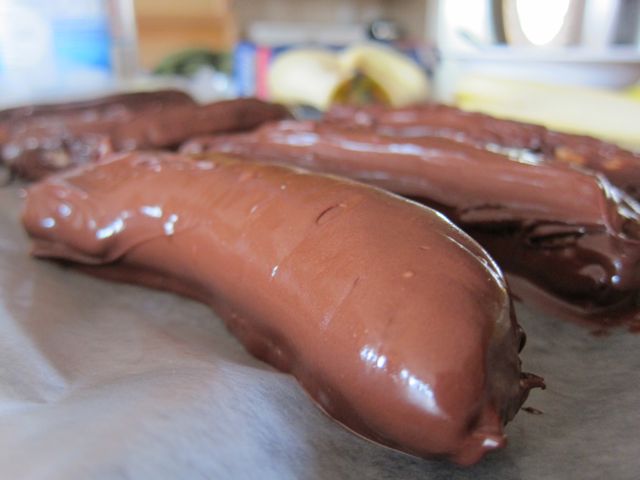 These orange cream popsicles are so declicious and perfect for a hot summer day. And as a bonus, I show you how to make chocolate covered bananas, too! #WomenLivingWell #popsicles #orangecream #bananas