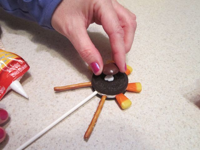  Your kids will have fun putting these Turkey Pops together. They are so fun and easy to make and perfect for harvest parties and Thanksgiving potlucks. #WomenLivingWell #Thanksgiving #Oreos #candycorn