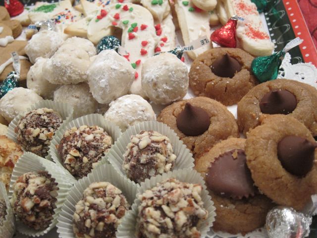 You won't believe how easy these homemade Christmas truffles are to make. They make perfect Christmas gifts and add beauty to your Christmas cookie tray. #WomenlivingWell #Christmas #truffles #chocolate