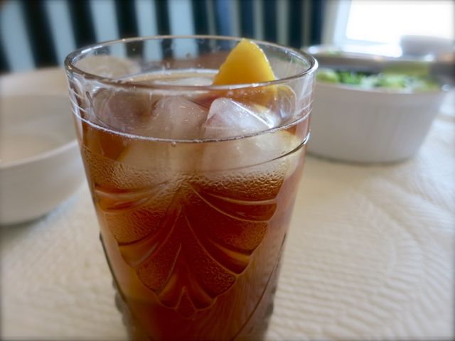 This summer peach tea recipe is the perfect refreshment on a hot summer day. It's so simple to make and wonderfully delicious. #drinkrecipes #easyrecipe #icedtea #peaches