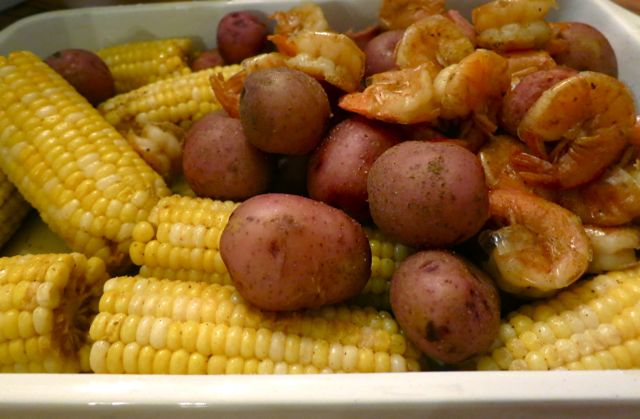 Low Country Boil is is full of delicious, country and is a fast and easy one pot meal that is sure to please even your children. #easyrecipe #potato #shrimp #dinner