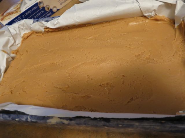 This is easy peanut butter fudge recipe is the best and most delicious fudge you'll ever make! Put 4 ingredients in the microwave and chill. It's so easy. #deserts #fudge #christmas